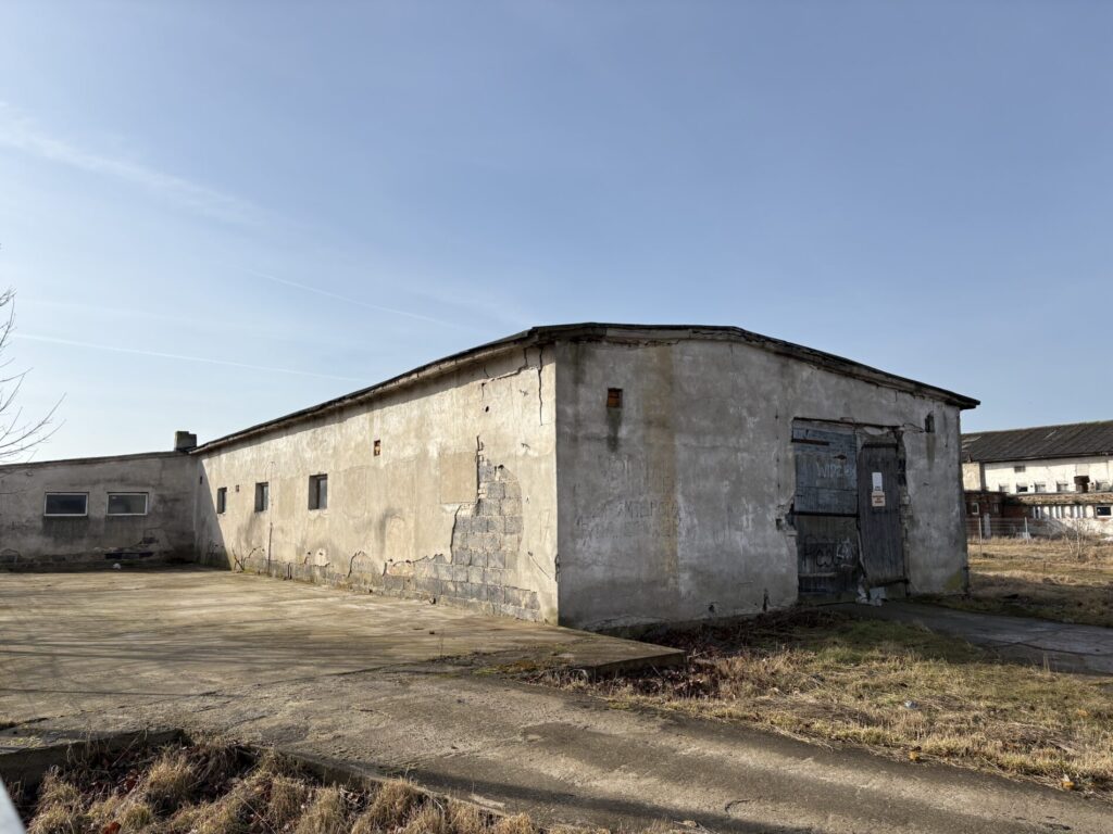 Duża hala bezpośrednio przy drodze