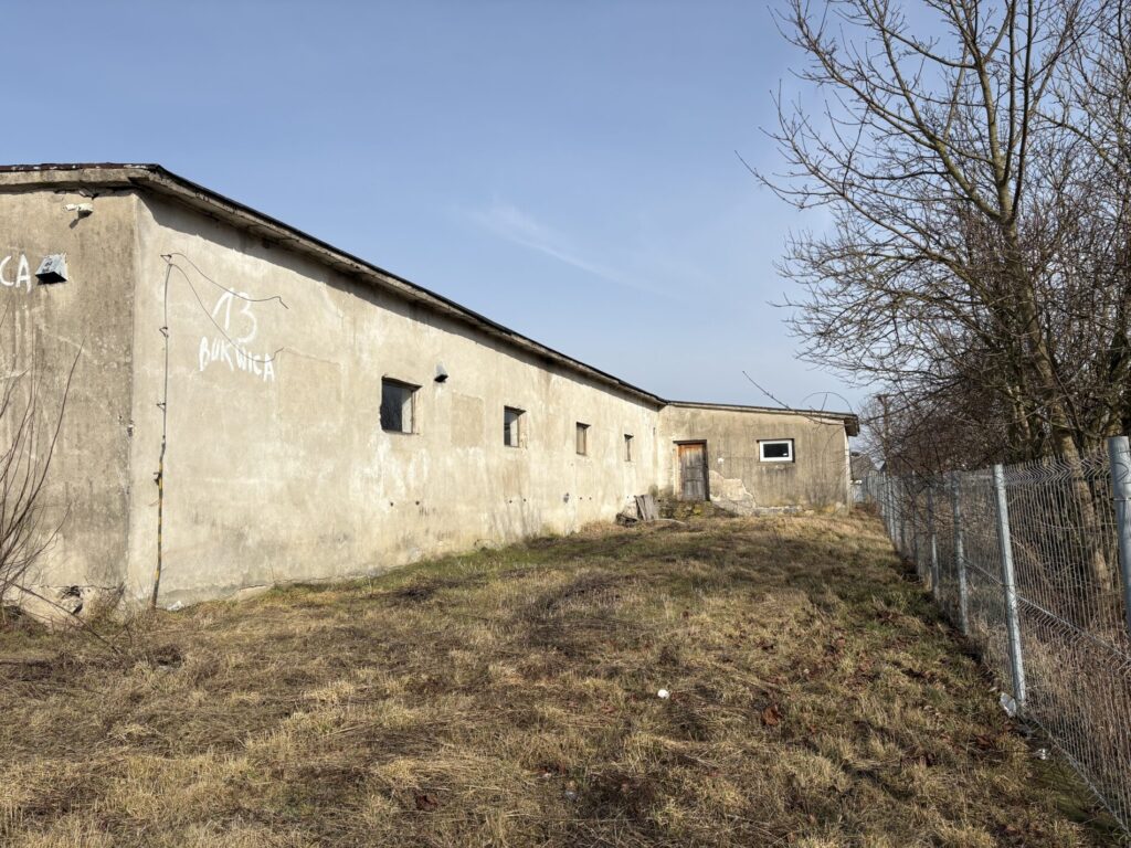 Duża hala bezpośrednio przy drodze