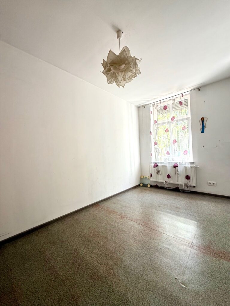 Duże mieszkanie na parterze w centrum z piwnicą i pom. gospodarczym