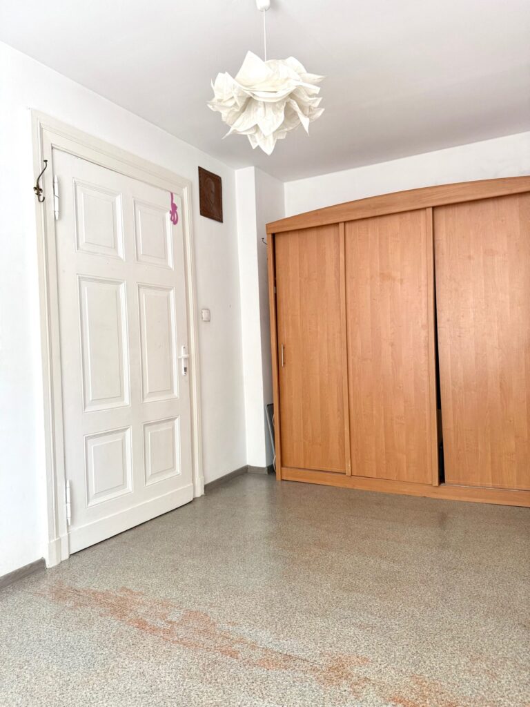 Duże mieszkanie na parterze w centrum z piwnicą i pom. gospodarczym