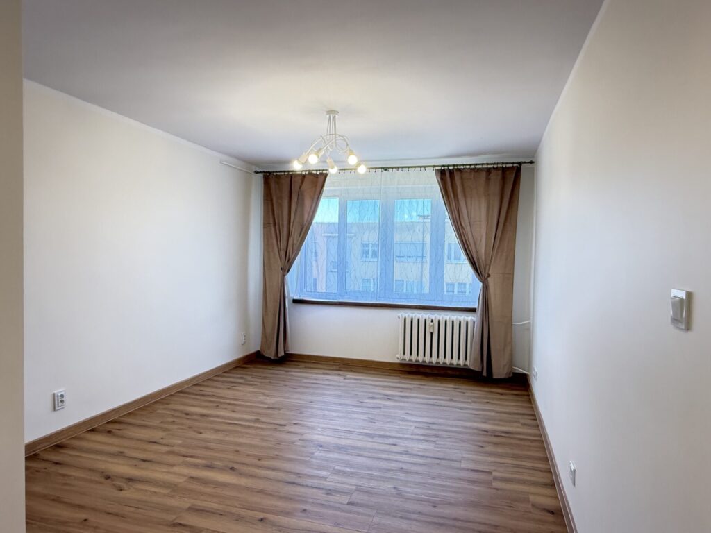 Kawalerka 29,97 m2 po kapitalnym remoncie z nowym AGD i meblami w kuchni.