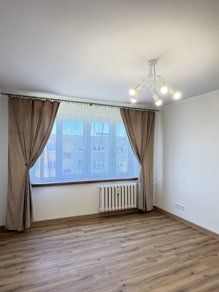 Kawalerka 29,97 m2 po kapitalnym remoncie z nowym AGD i meblami w kuchni.