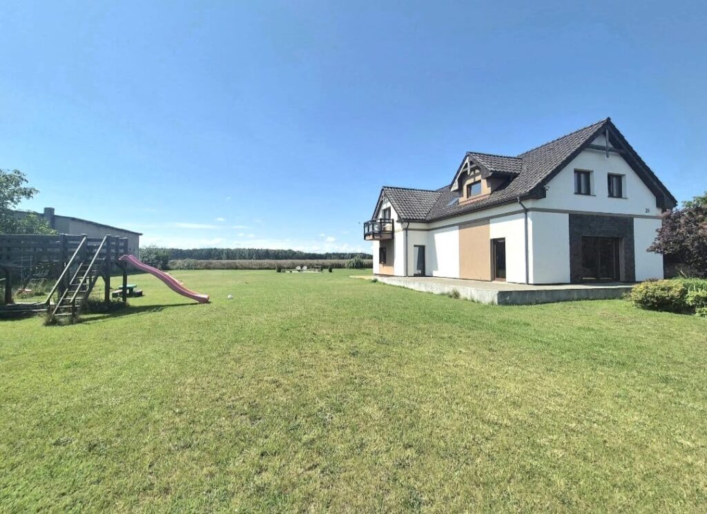 Piękny duży dom na działce 0,9342 ha.
