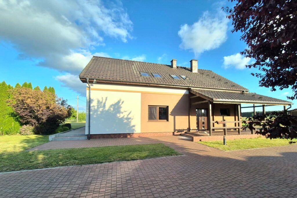 Piękny duży dom na działce 0,9342 ha.