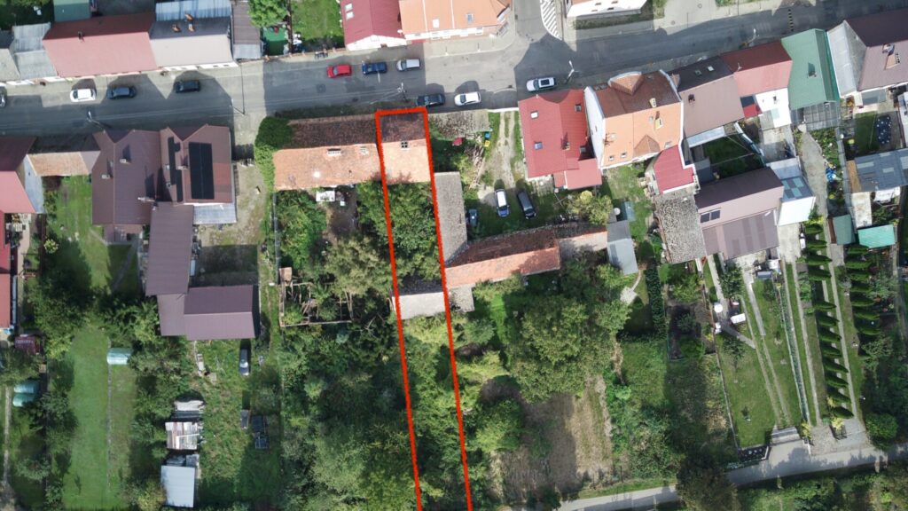 Działka z budynkiem dwurodzinnym (mała kamienica) do kaptalnego remontu blisko jeziora-Lipiany.