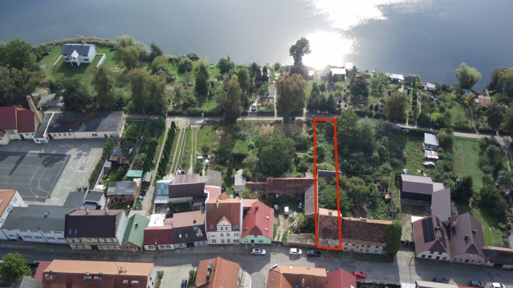 Działka z budynkiem dwurodzinnym (mała kamienica) do kaptalnego remontu blisko jeziora-Lipiany.
