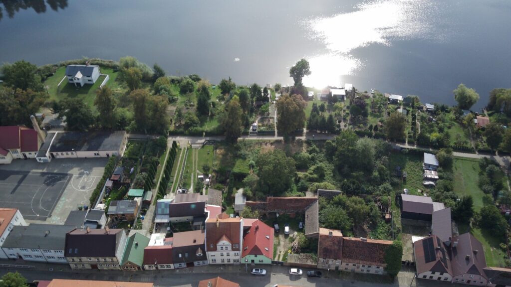 Działka z budynkiem dwurodzinnym (mała kamienica) do kaptalnego remontu blisko jeziora-Lipiany.