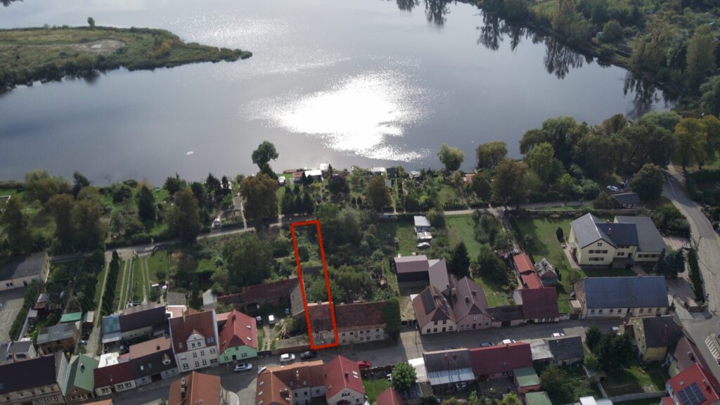 Działka z budynkiem dwurodzinnym (mała kamienica) do kaptalnego remontu blisko jeziora-Lipiany.